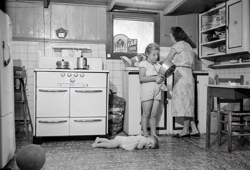 #10 Washing dishes, New Orleans, 1953.