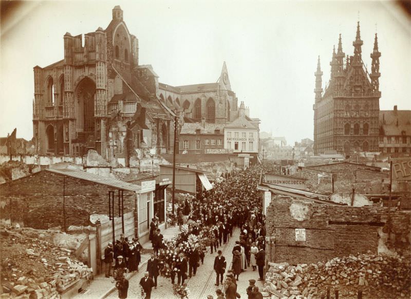 #35 Big funeral on Naamsestraat, Leuven, August 1914