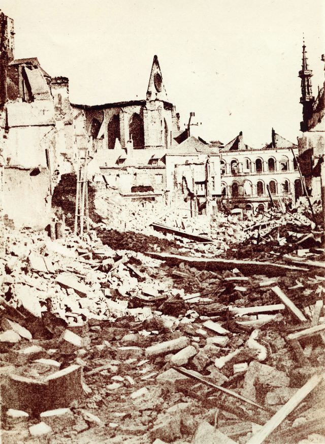 #24 Rubble between City Hall and St-Pieterskerk, Leuven, August 1914