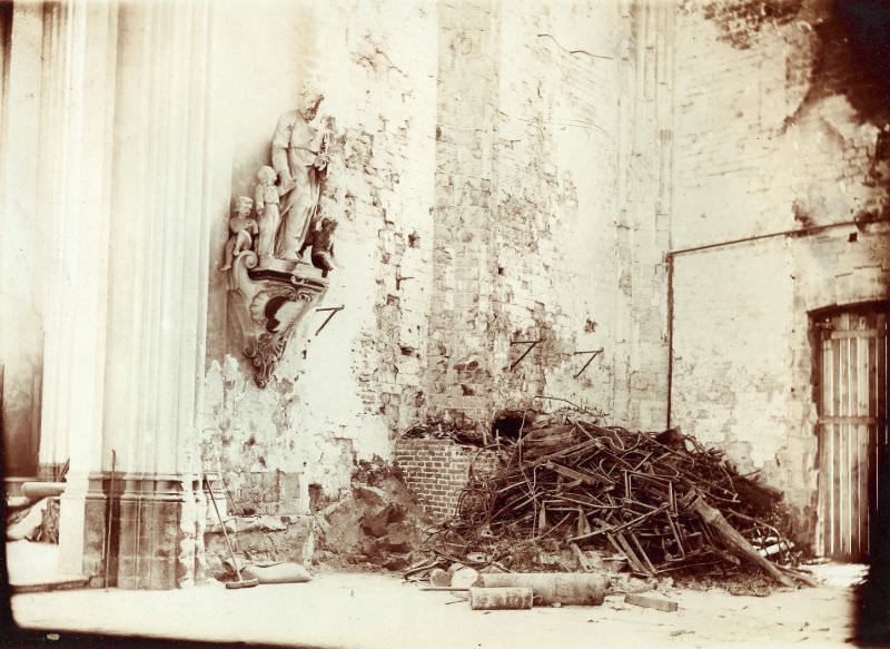 #30 St-Pieterskerk bombed corner with holy family, Leuven, August 1914