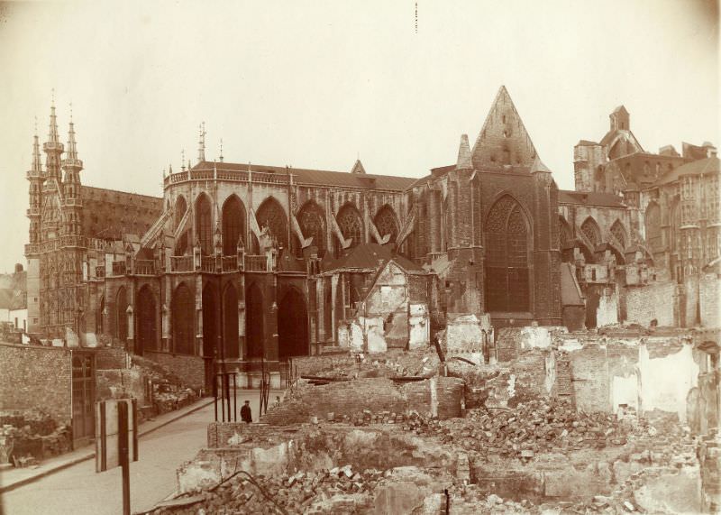 #31 St-Pieterskerk from Groote Markt with rubble in foreground, Leuven, August 1914