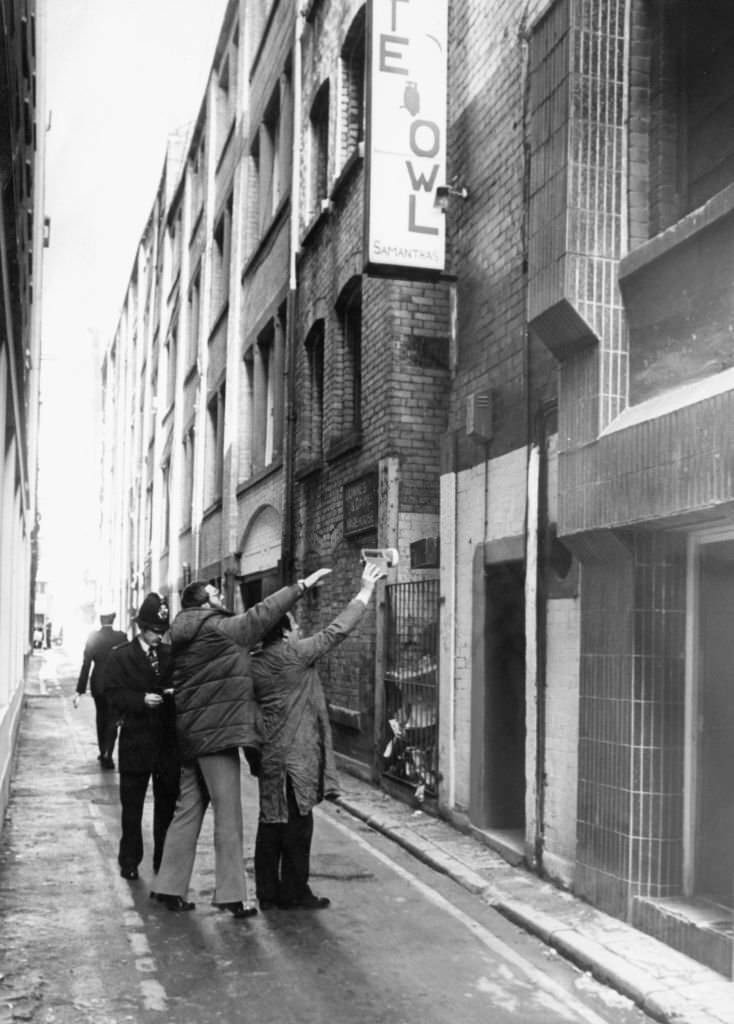 #70 Police outside the Nite Owl Club in Davies Street the morning after a fierce fight at the club left one man in hospital fighting for his life, 16th November 1981.