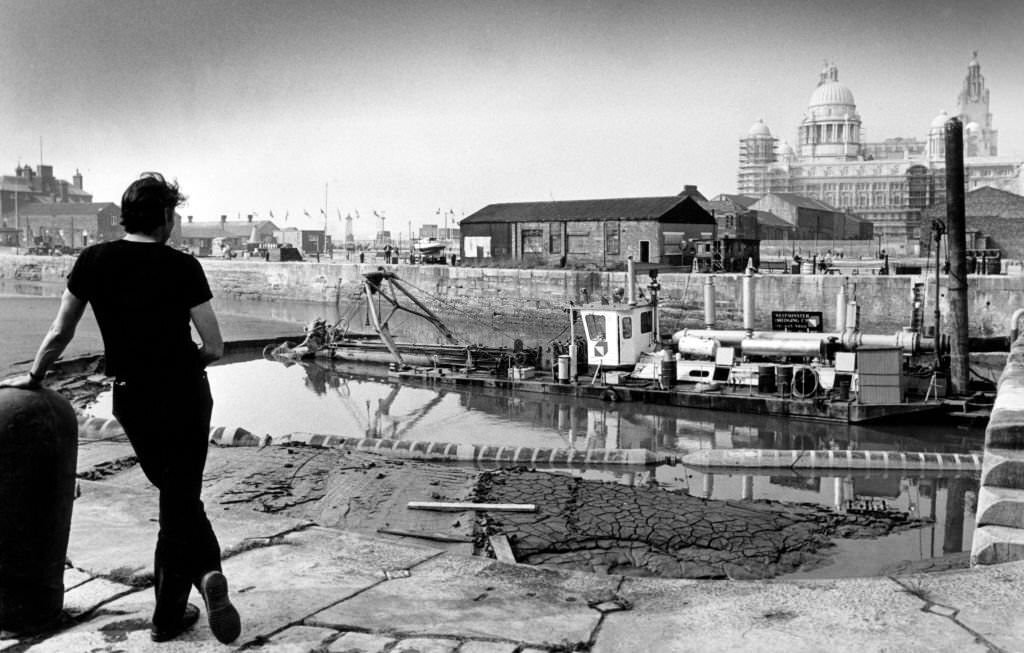 #122 Liverpool Albert Dock re-development, work begins to dredge the docks, Merseyside, 17th September 1982.