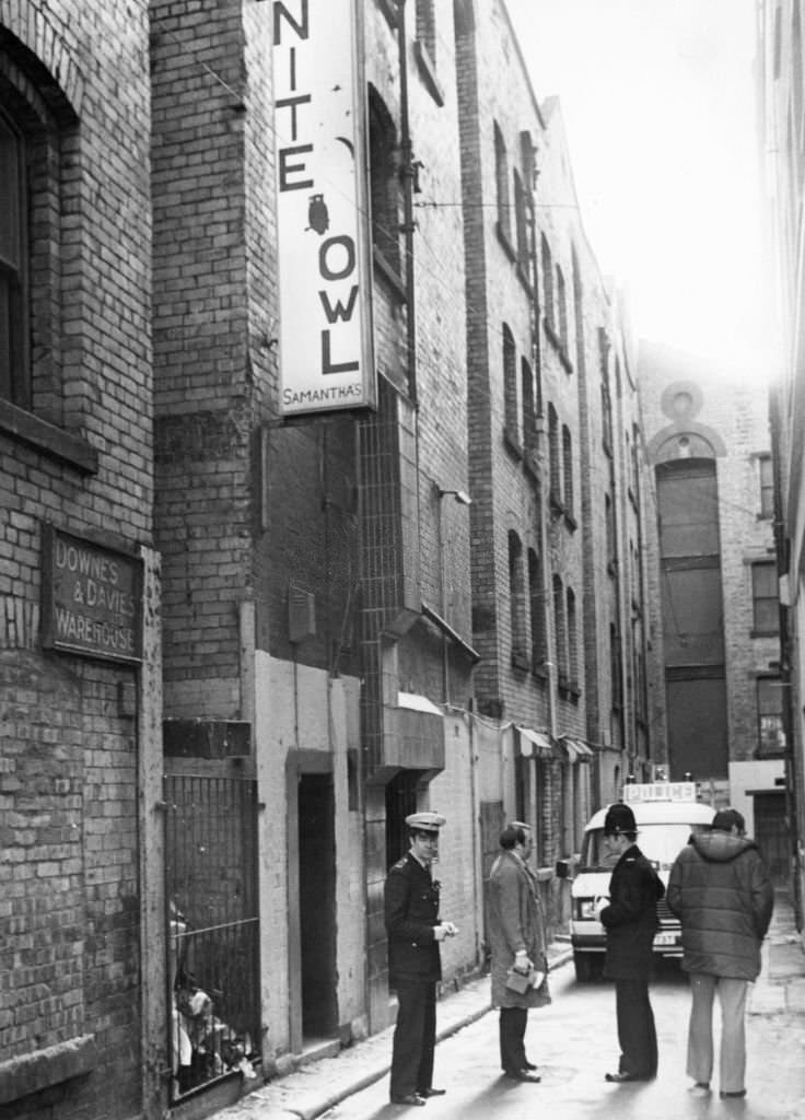 #176 Police outside the Nite Owl Club in Davies Street the morning after a fierce fight at the club left one man in hospital fighting for his life, 1981