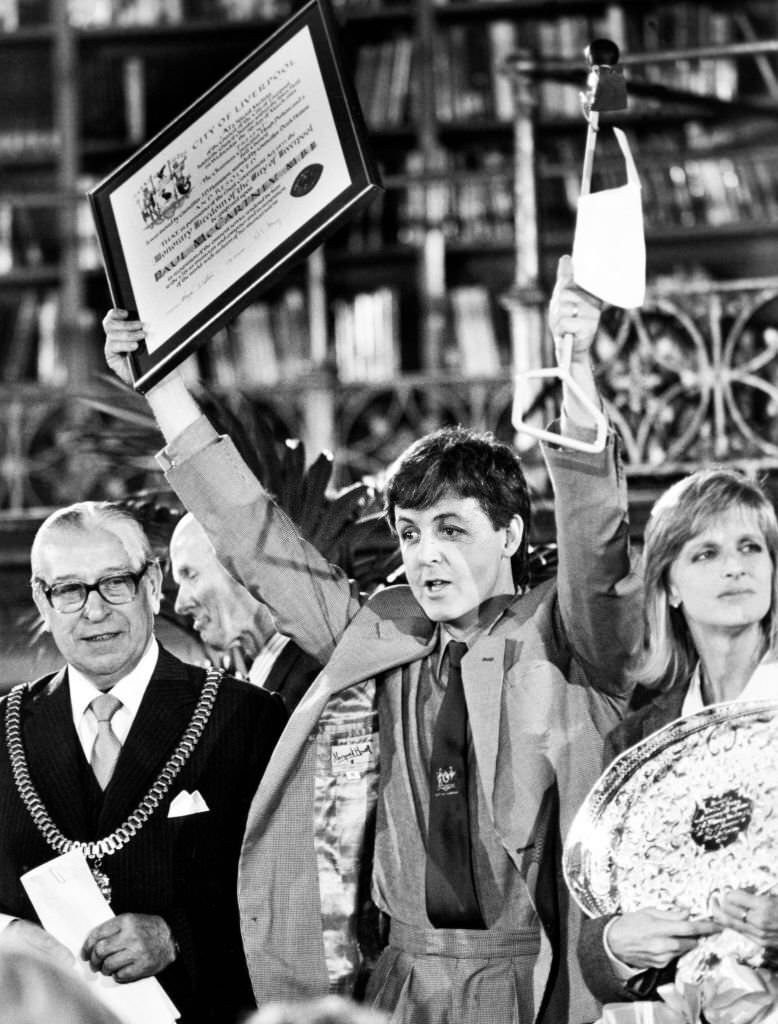 #180 Paul McCartney awarded the title of Honorary Freedom of the City of Liverpool, with Linda McCartney and Councillor Hugh Dalton, 28th November 1984.