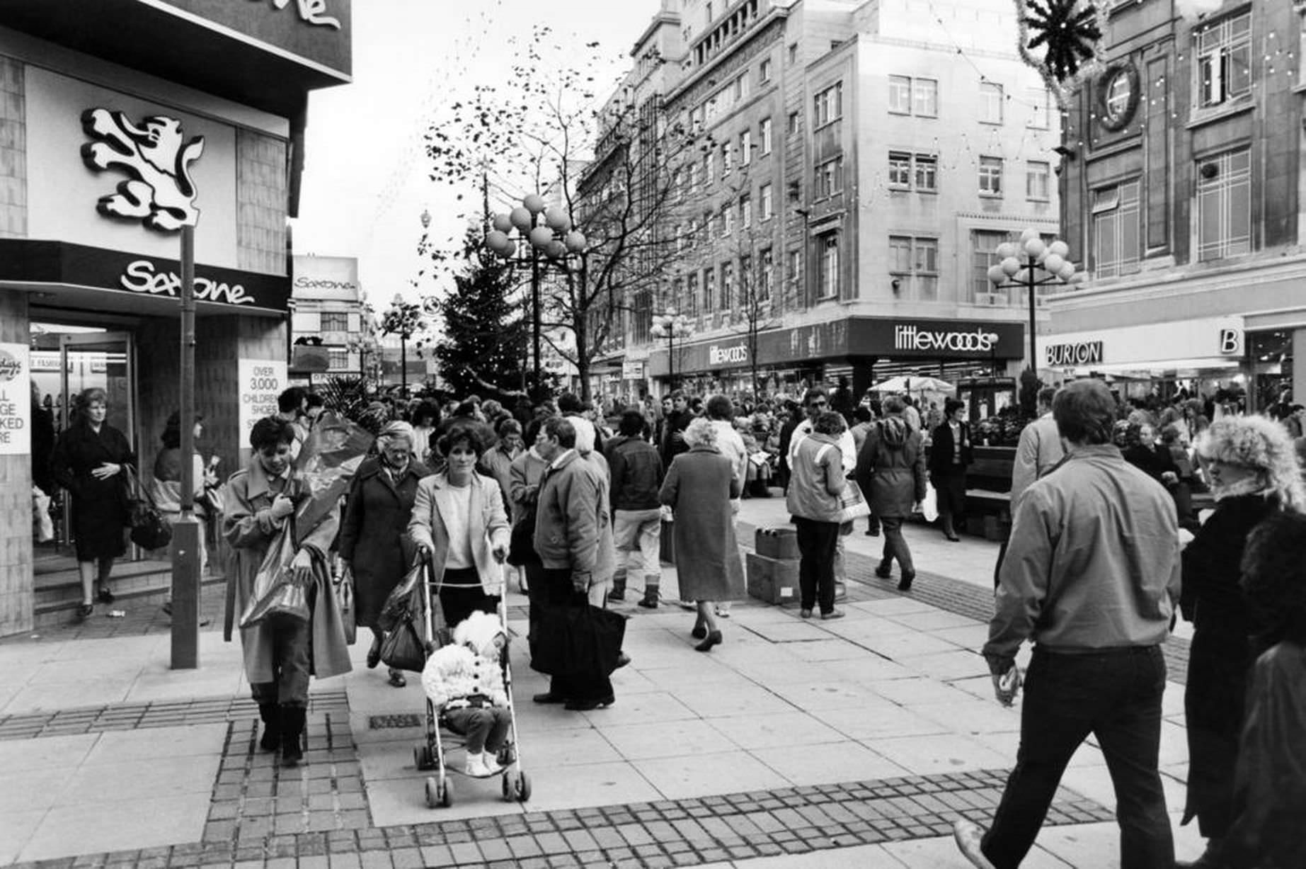#25 Christmas shoppers on Church Street, one of Liverpool’s shopping areas. Church Street, Liverpool, Merseyside, 4th December 1985.