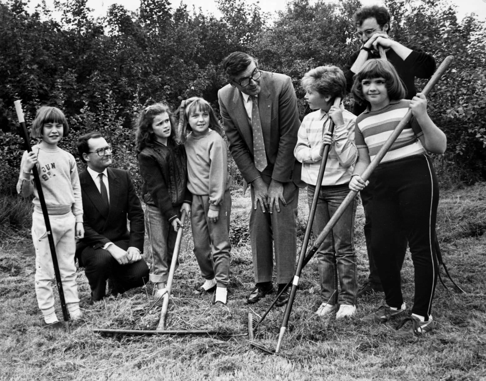 #60 Pupils from John Fisher School in Knowsley Village with former Environment Secretary Mr Peter Jenkin, October 1989