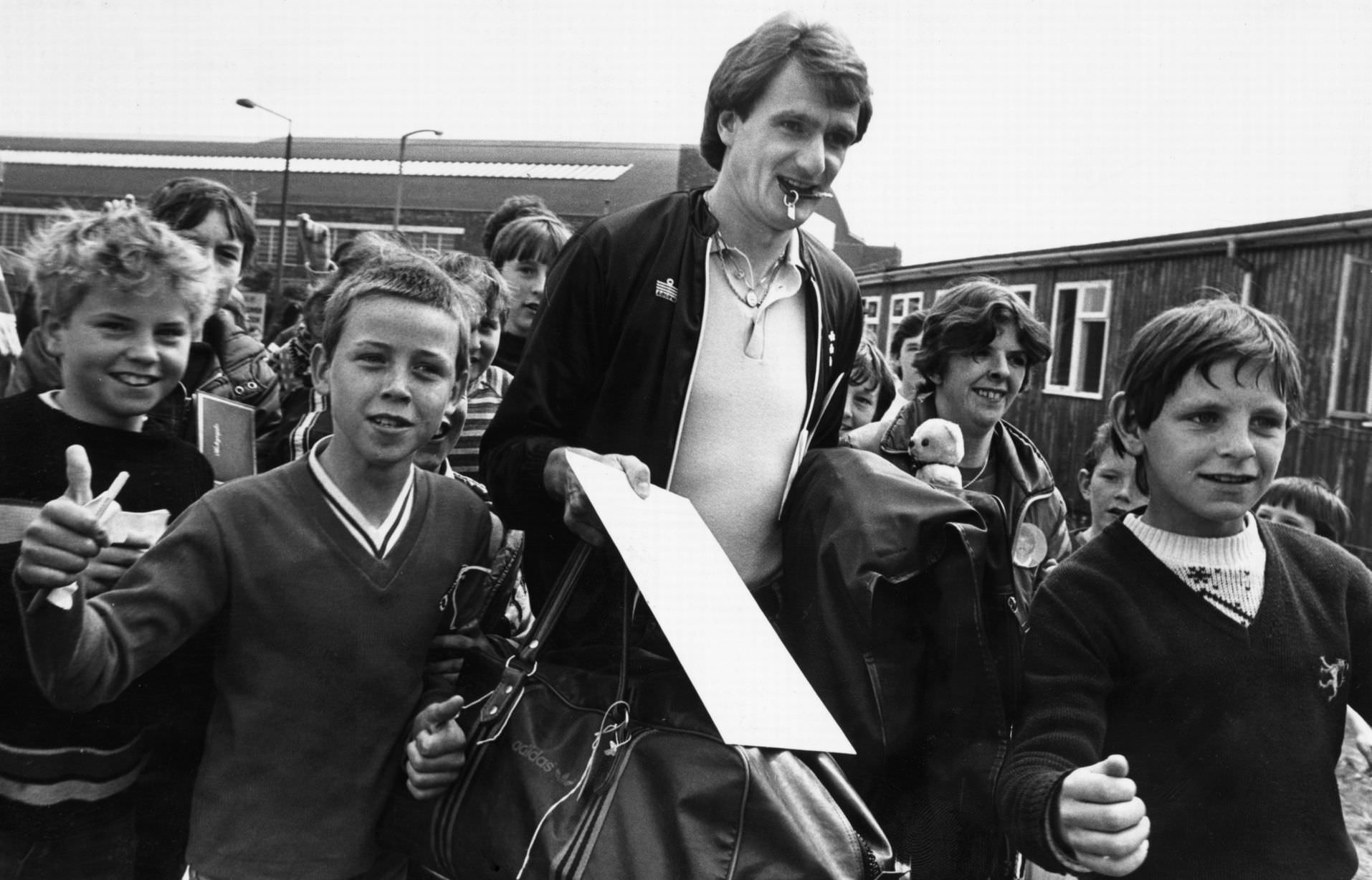 #72 Liverpool footballer Phil Thompson surrounded by youngsters. Dated: 26th May 1981