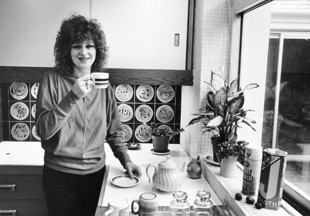 #92 Scottish singer and actress Barbara Dickson photographed at home, 1983