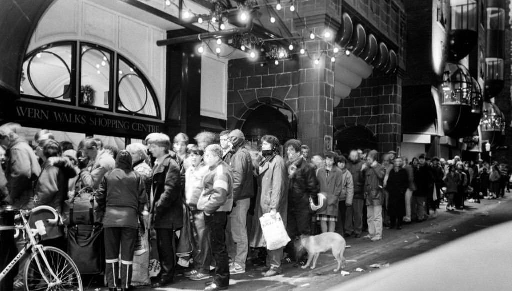 #93 Queue at Cavern Walks which began on Christmas Eve, 27th December 1985.