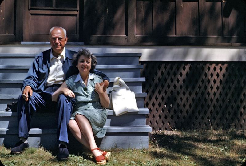 Beautiful Vintage Photos of Lovely Couples from the 1940s Places &; People