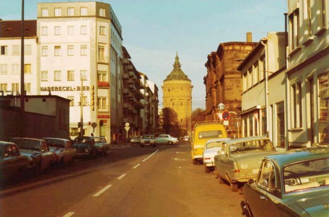 #4 Tattersallstrasse. On the left is the Mercedes Benz branch with workshop, 1972