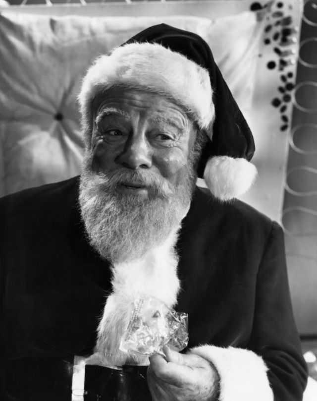 A Holiday Classic: Beautiful Photos from the movie &;Miracle on the 34th Street (1947)&; Movies &; TV