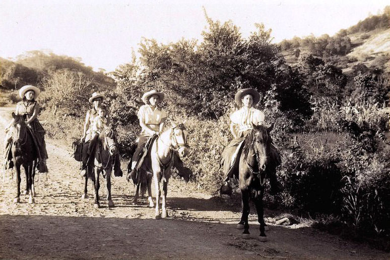 #1 Nicaraguan cowgirls