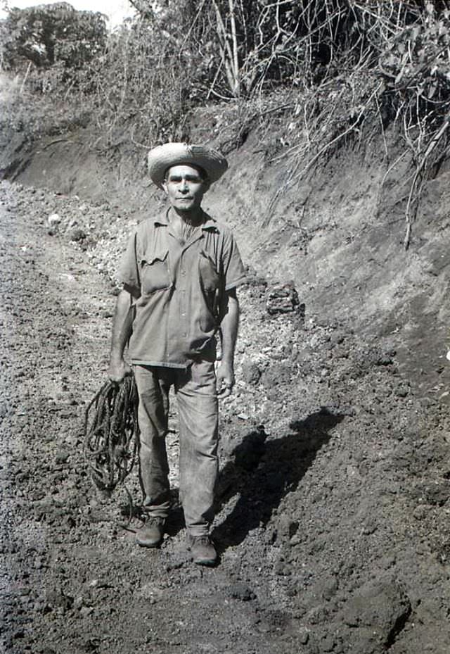 #37 Man with hat & rope