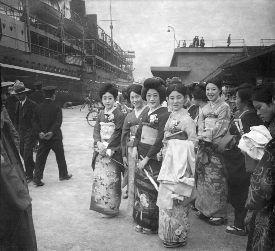 #2 Japanese ladies in Shanghai’s harbor, 1930