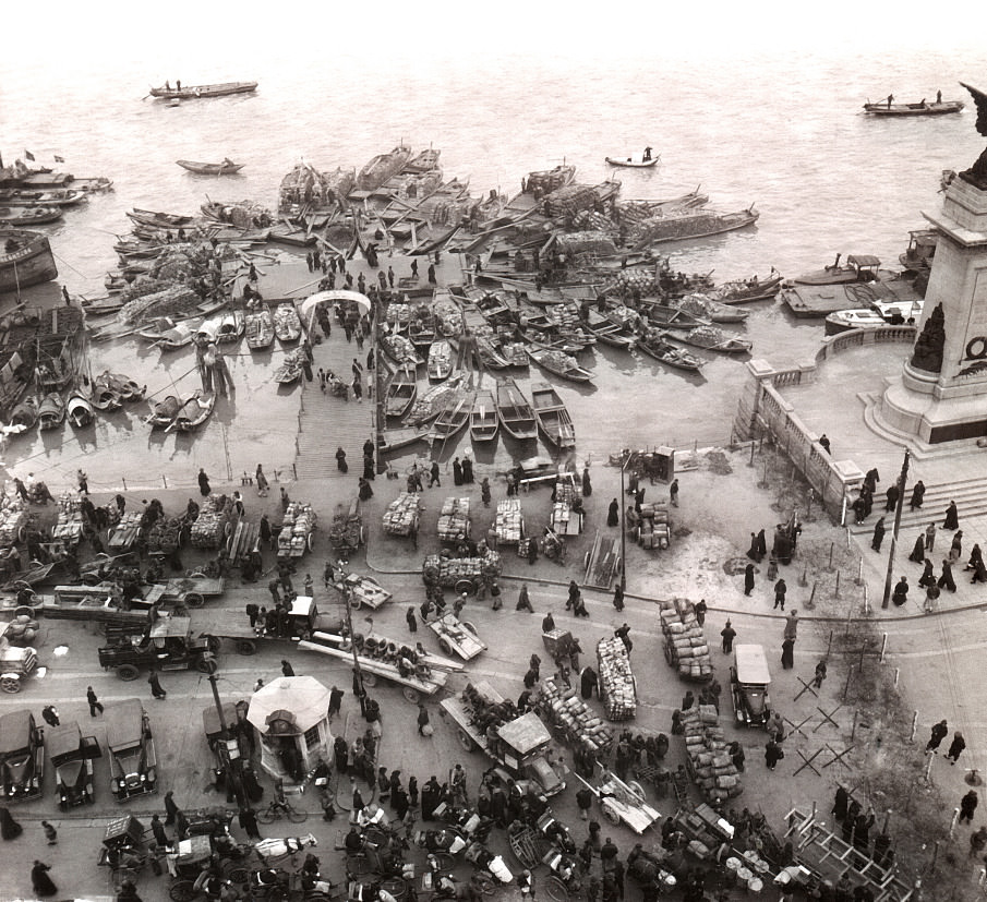 #3 Crowd and boats on the bund N°1, Shanghai, 1929