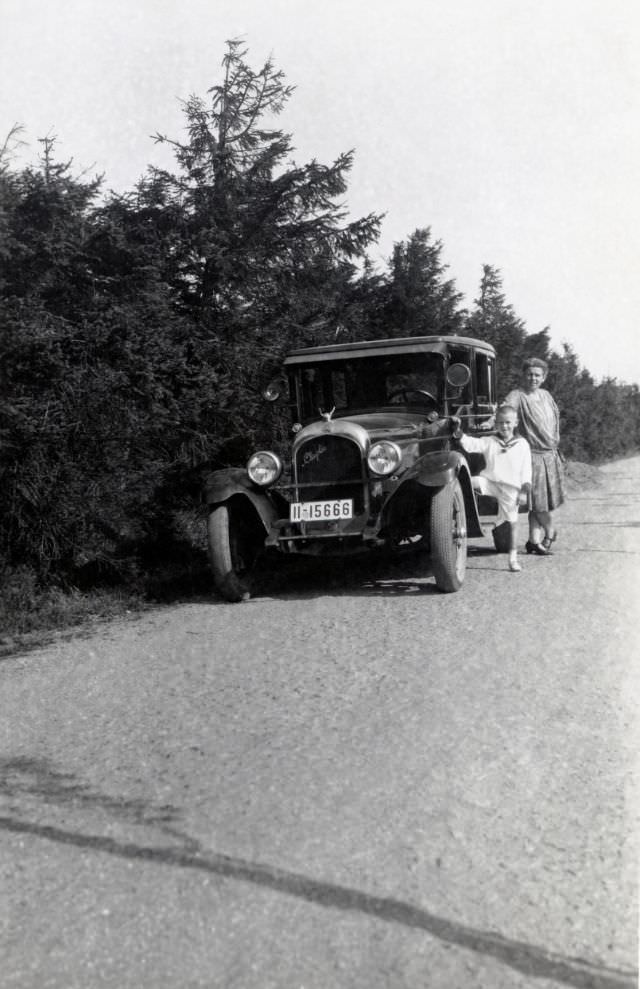 Fabulous Photos of People with their Chrysler Automobiles from the Past Vehicles &; Transportation