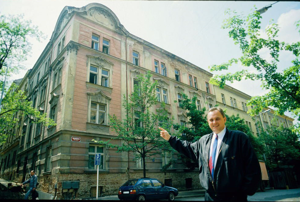 #16 Director Michal Voracek in front of future Ringier Pressehaus in Prag, 1992