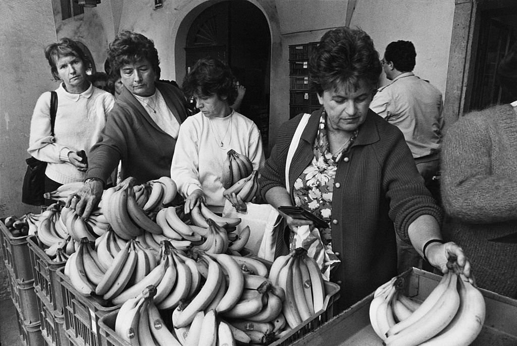 #28 People queuing for bananas in Prague, 7th June 1990.