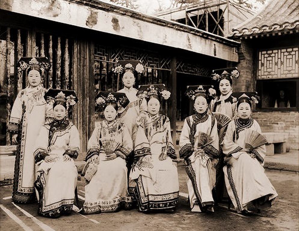 #20 China, Manchu Ladies Of The Palace Being Warned To Stop Smoking, 1910