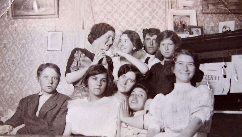 During the Victorian and Edwardian eras, Wallpaper was an essential Decoration of House Interior Pl