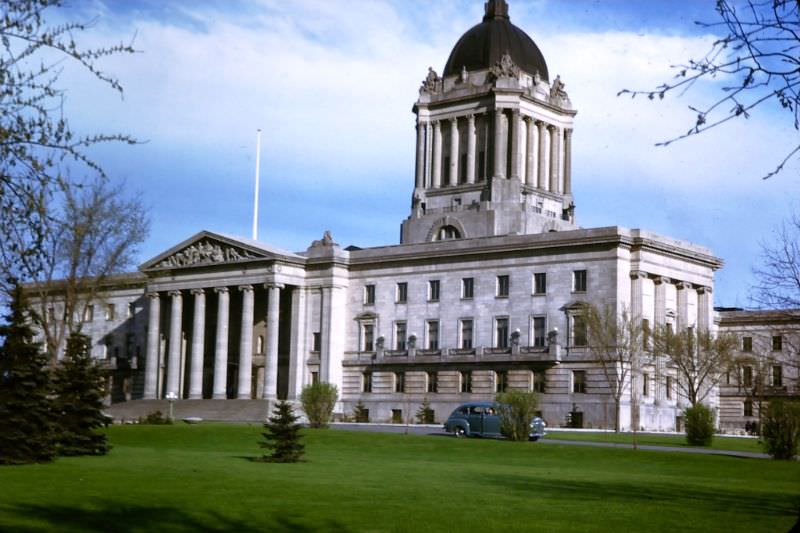 #38 Winnipeg. Manitoba Parliament Building, 1947