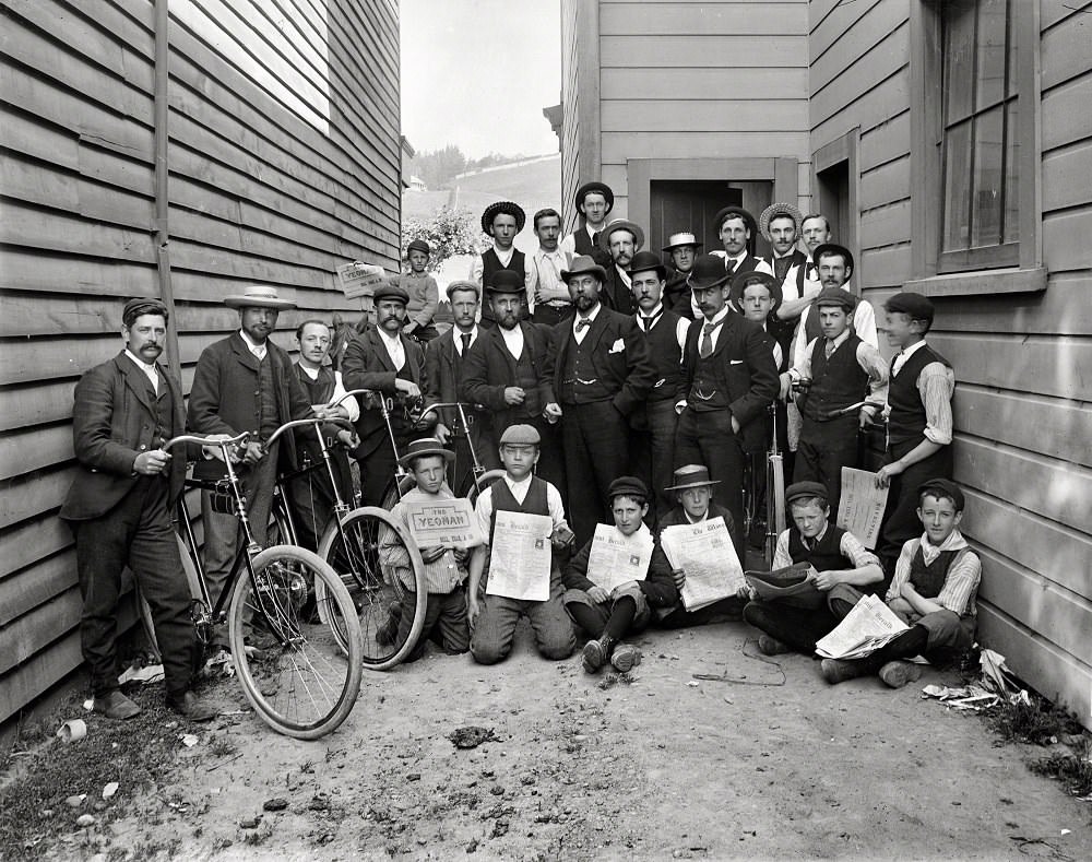 #13 Wanganui Herald newspaper staff and bicycles, New Zealand, 1907
