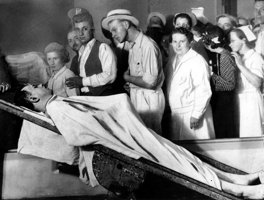 After John Dillinger was shot and killed by the FBI in 1934, a Chicago morgue put the bank robber’s body on display to the public.