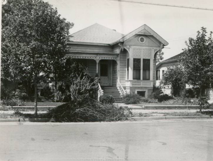 #28 Victorian house at 795 Schiele Avenue, 1945