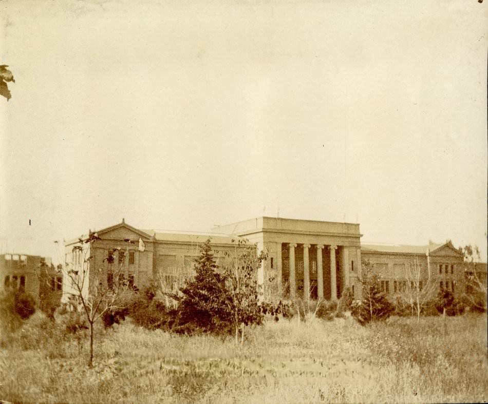 #122 The building that now houses the Cantor Arts Center at Stanford University, 1900s
