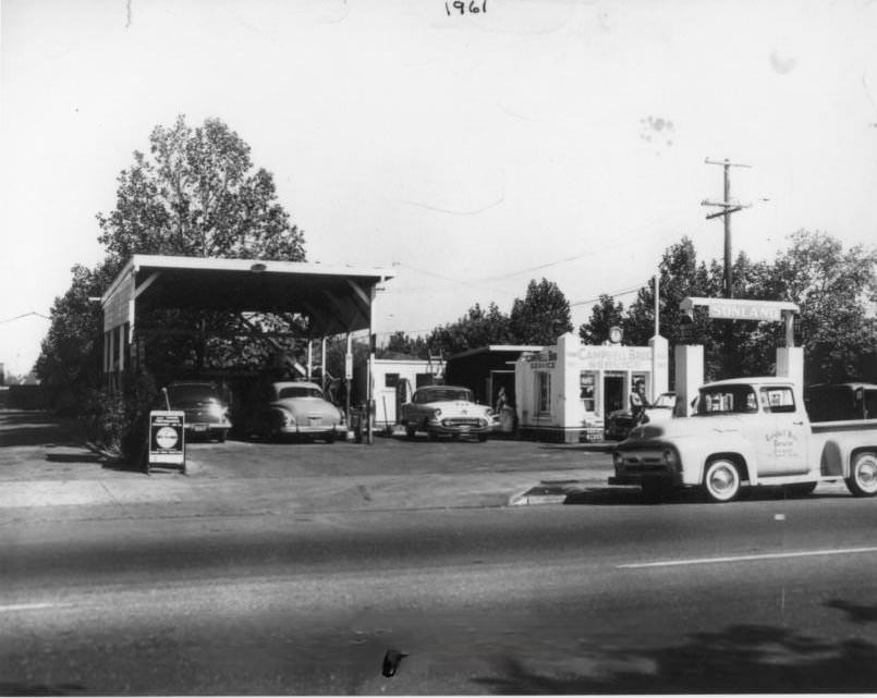 #132 Campbell Bros. Sunland service station, 1940s