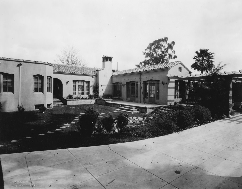 #16 View of courtyard, Pomeroy house, San Jose, 1911