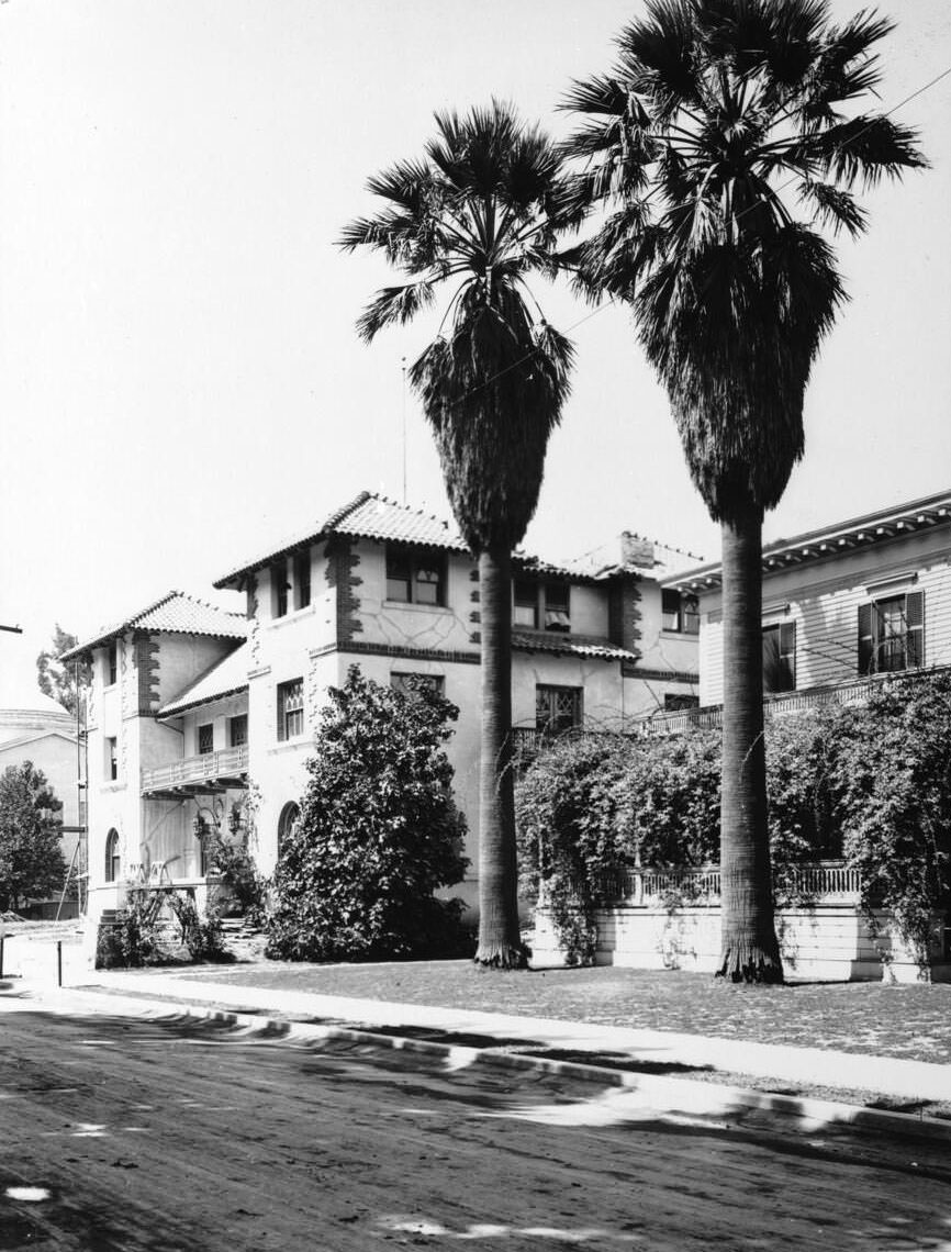 #222 Exterior view of an unidentified residence in San Jose, 1900