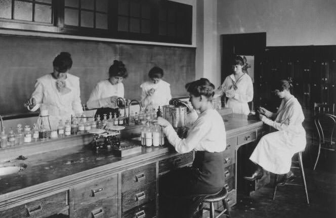 #23 San Jose State Normal School class in Household Chemistry, 1917