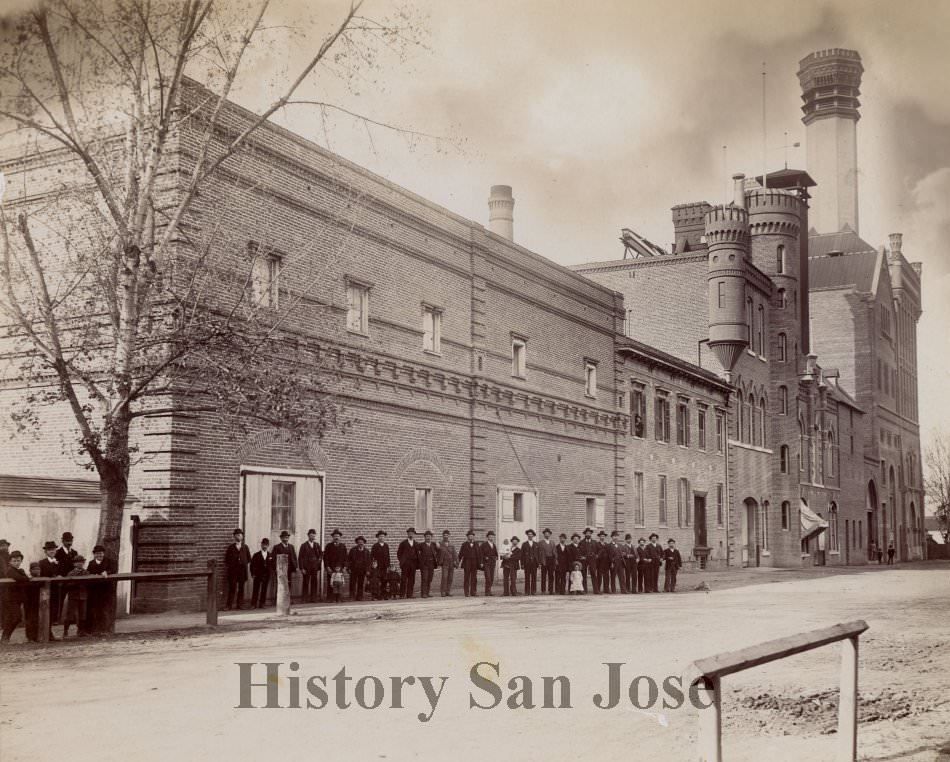 #32 Children with employees of Fredericksburg Brewery, San Jose, 1895