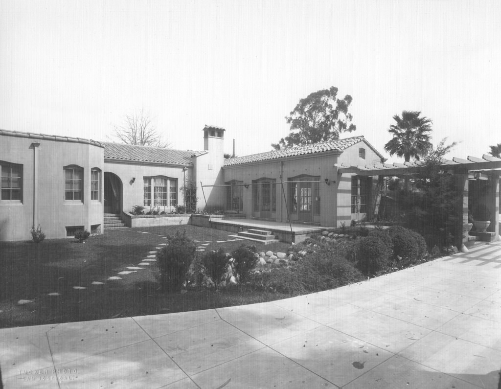 #10 View of courtyard, Pomeroy house, 1916