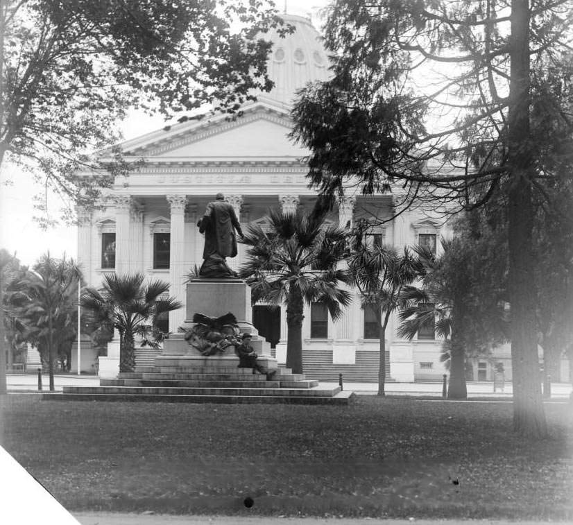 #84 Back of McKinley statue, Court House and Saint James Park, 1910s