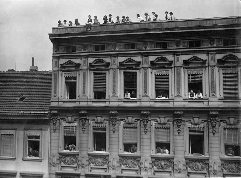 #34 Viewer at rooftop. They would like to have a better look at the arriving racing cars.