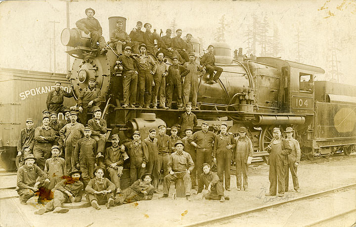 #24 Spokane, Portland & Seattle Ry. roundhouse crew with locomotive 104, Vancouver, 1912
