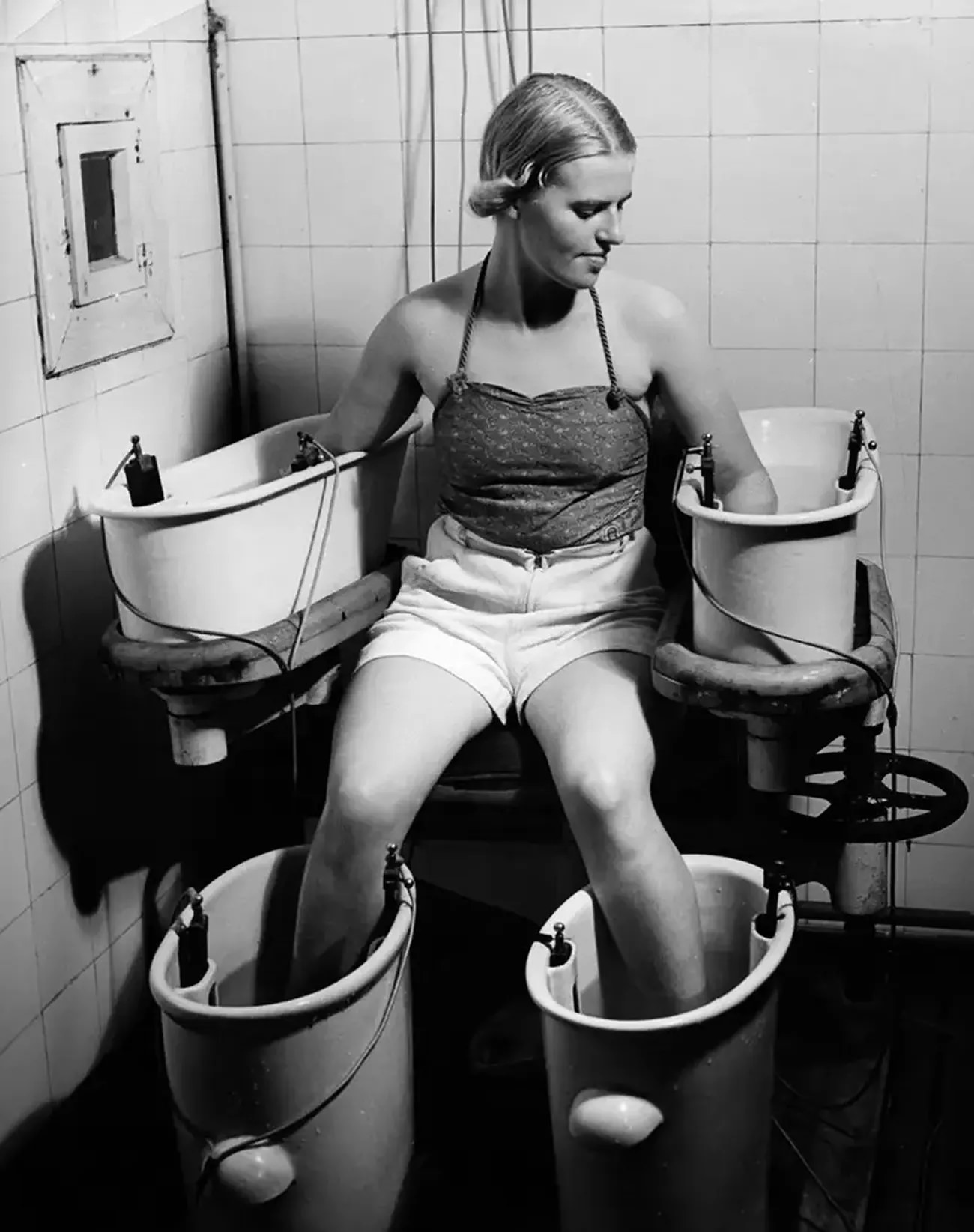 Electrical currents were also used in small baths to stimulate blood circulation.