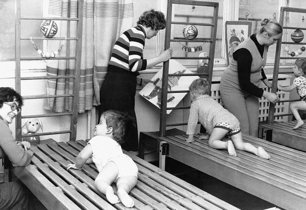 Mothers learn exercises to promote their children’s motor skills, 1918