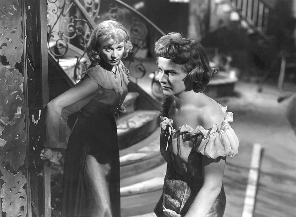 Vivien Leigh and American actress Kim Hunter on the set of ‘A Streetcar Named Desire’
