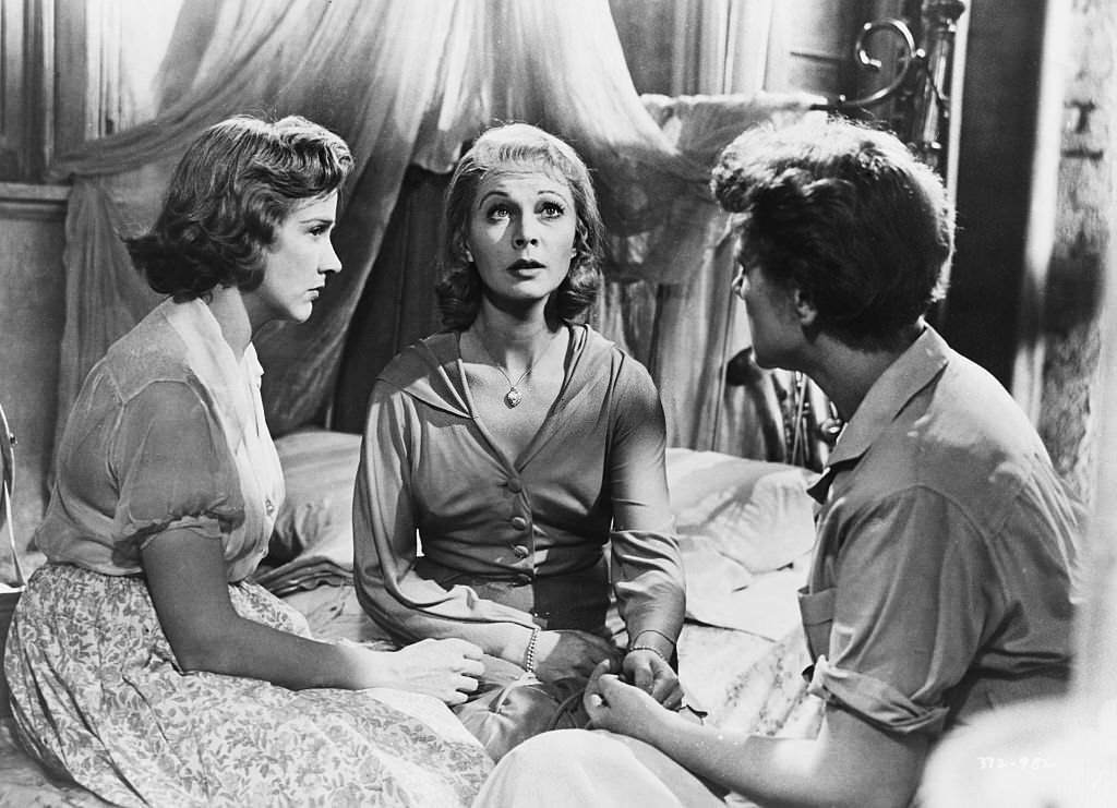 #8 Kim Hunter as Stella Kowalski, Vivien Leigh as Blanche Dubois and Peg Hillias as Eunice in the 1951 film A Streetcar Named Desire.