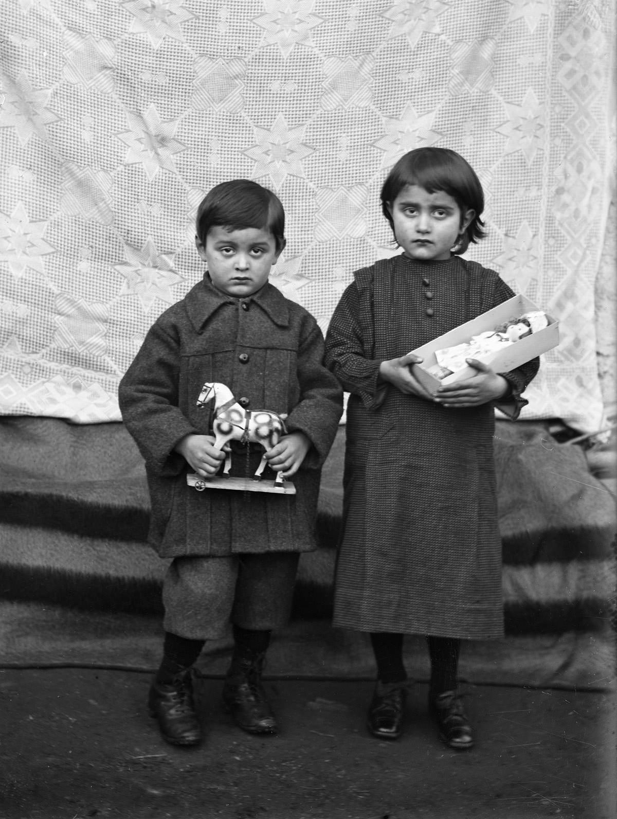 #14 Children with toys, Bleniotal