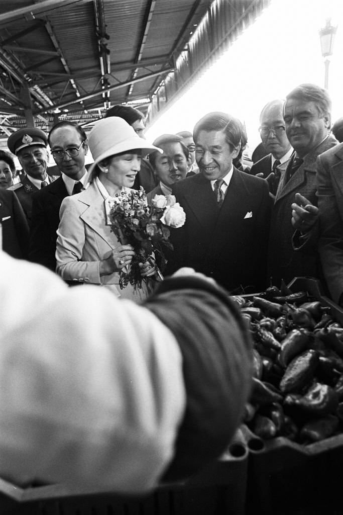#75 Crown Prince Akihito and Crown Princess Michiko visit a market on October 10, 1979 in Bucharest.