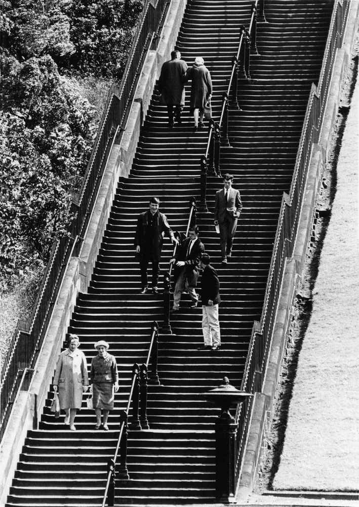 #52 People Play fairsteps, The Mound, Edinburgh, 1965