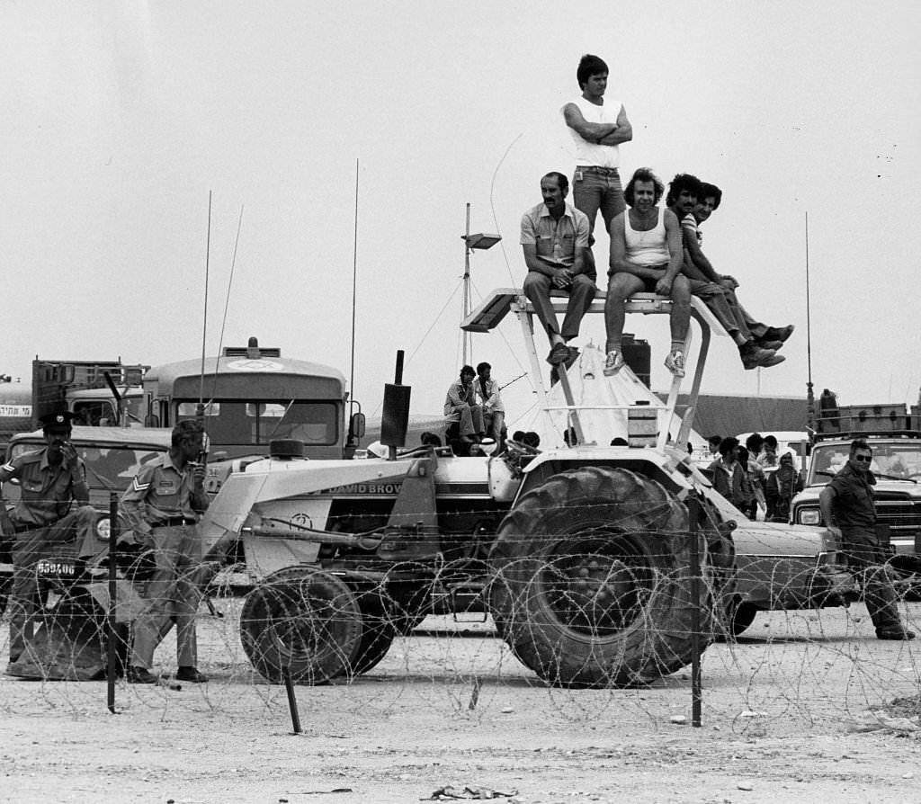 #24 The Sinai was returned to Egypt, egyptian soldiers, Sinai, Egypt, 26 april 1982.