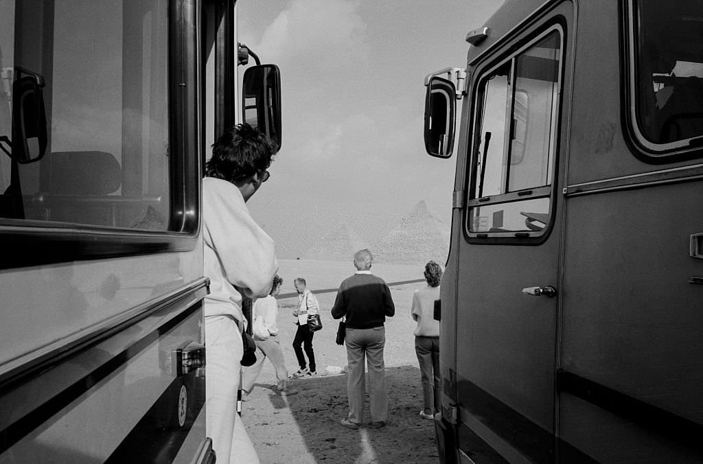 #7 Tourists on the Giza plateau in November 1986
