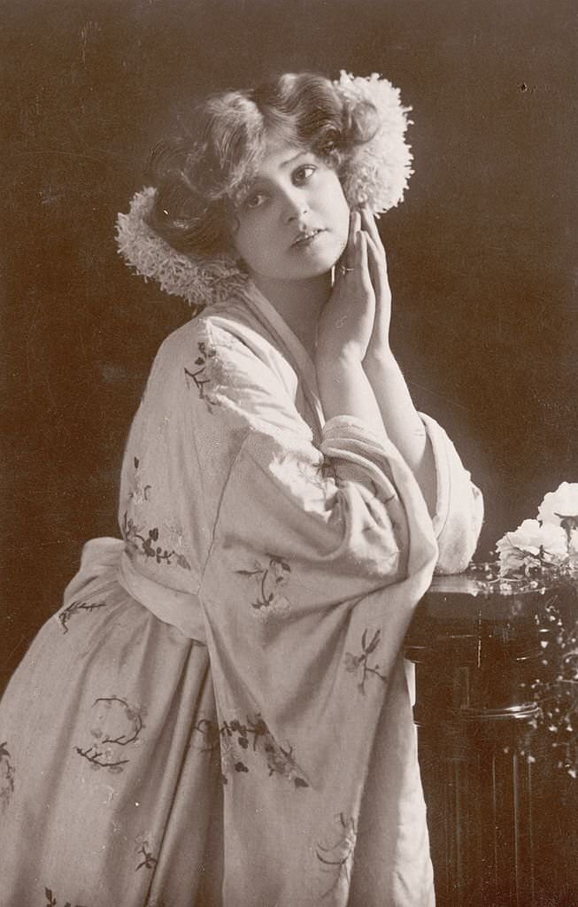 #20 Gabrielle Ray perfoms on stage as ‘So Hie’ in the musical comedy ‘See See’ at the Prince of Wales Theatre, London, 1906.